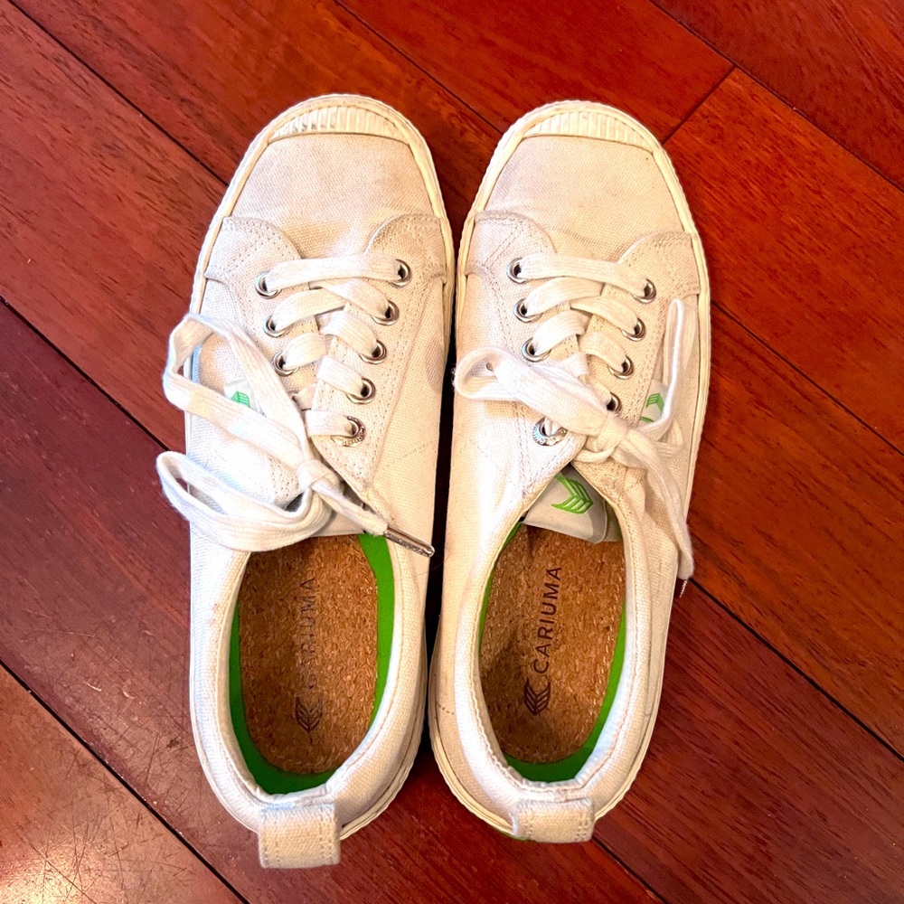Cariuma Sneakers